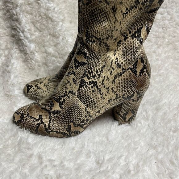 Delicious UNDER Chunky Heel Ankle Boots faux leather NATURAL PYTHON print SZ10 - Picture 3 of 8